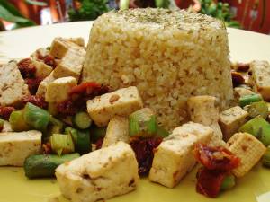 Taboulé de bulgur, espárragos trigueros y tofu